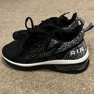 Size 7 tennis shoes